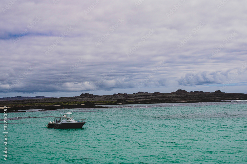 Barco en las islas galapagos
