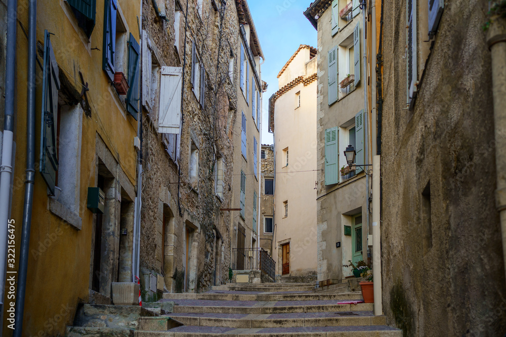 Une rue de village de Fayence, Provence, France.	