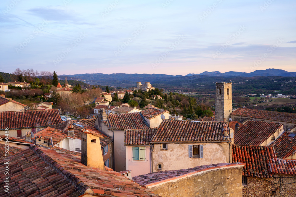 Vue panoramique depuis le sommet du village de Fayence, Provence, France. Coucher de soleil.	