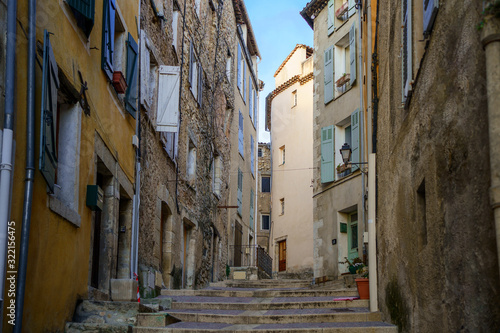 Une rue de village de Fayence  Provence  France. 