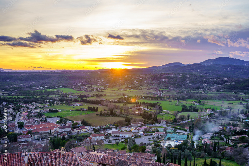Vue panoramique depuis le sommet du village de Fayence, Provence, France. Coucher de soleil.