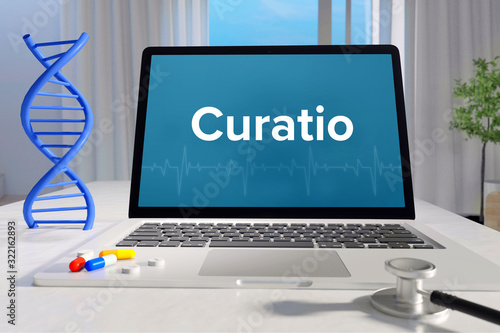 Curatio – Medizin/Gesundheit. Computer im Büro mit Begriff auf dem Bildschirm. Arzt/Gesundheitswesen photo