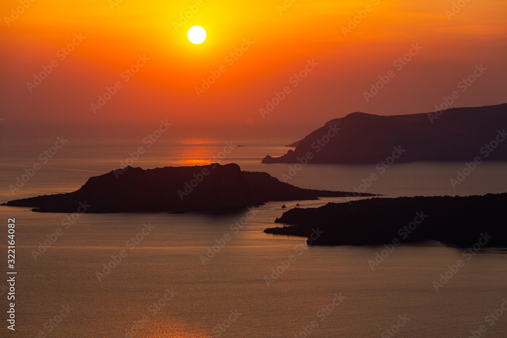 Sonnenuntergang hinter der Caldera von Santorin von Oio aus Sonnenuntergang hinter der Caldera von Santorin von Oio aus