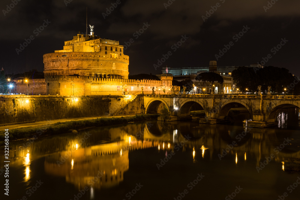 Die Engelsburg in Rom bei Nacht