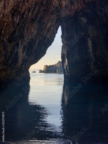 Vision of the sea through the rock. © Eloa