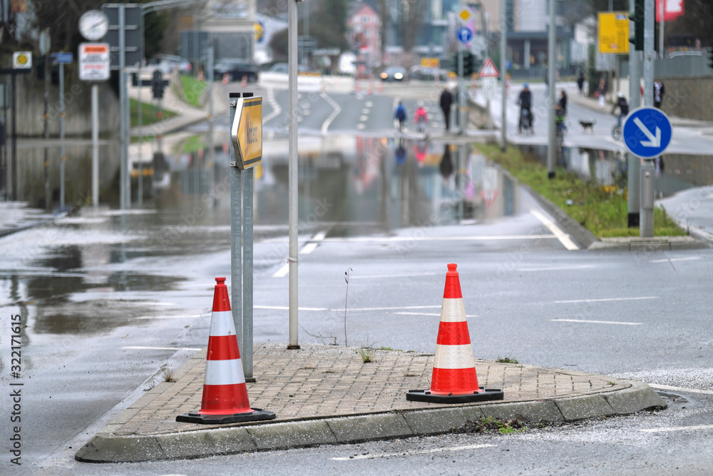 Sperrung der Bundesstraße 42 in Vallendar wegen Hochwasser im Februar 2020 - Stockfoto