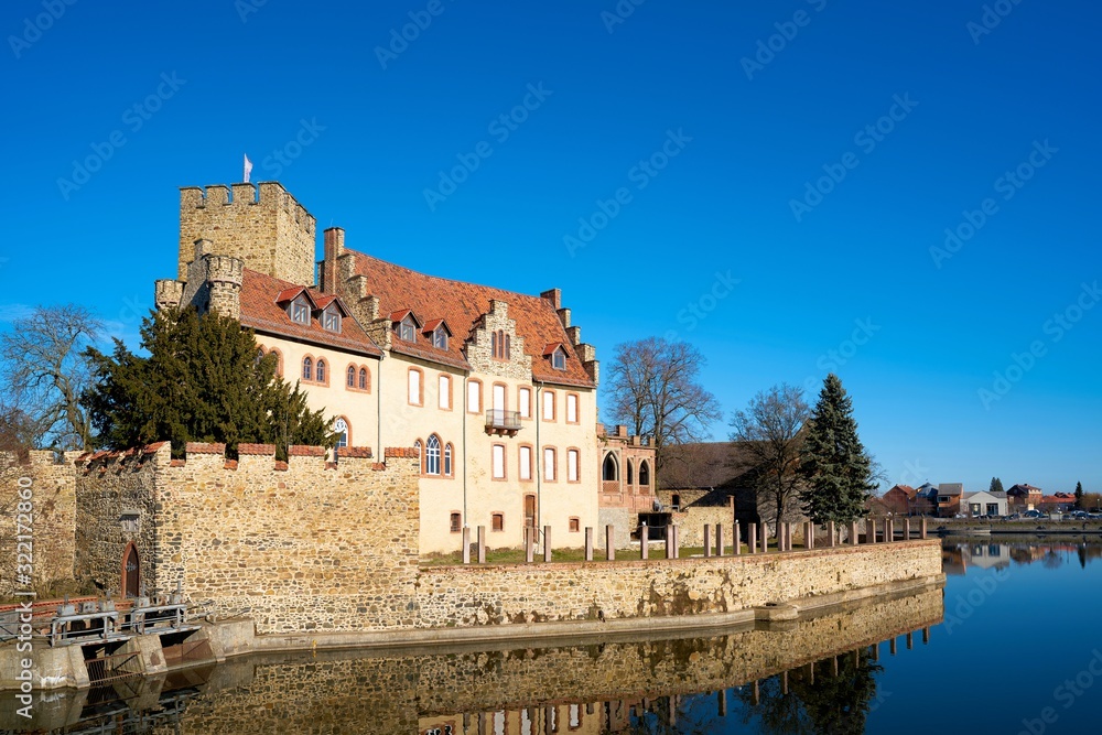 Die historische Wasserburg in Flechtingen von einem Wanderweg aus gesehen