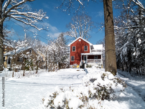 Photos red suburban house in winter wonderland the day after the snow storm