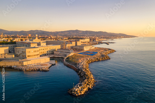 Foto Fotografie aeree dell'accademia nvale di livorno durante l'ora d'oro