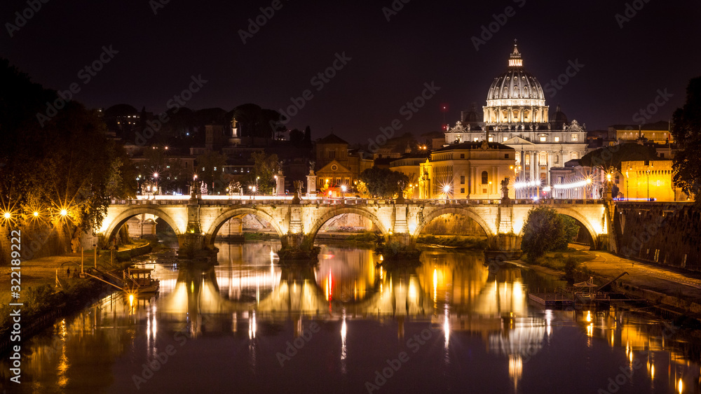 La vista nocturna en Roma a la Ciudad del Vaticano