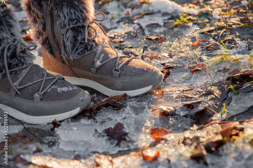 Wallpaper Mural Winterschuhe auf Eis Torontodigital.ca