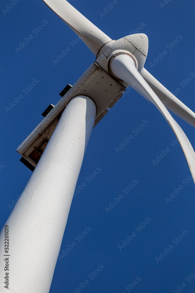 Wind turbine spinning for renewable electricity production Wind turbine spinning for renewable electricity production