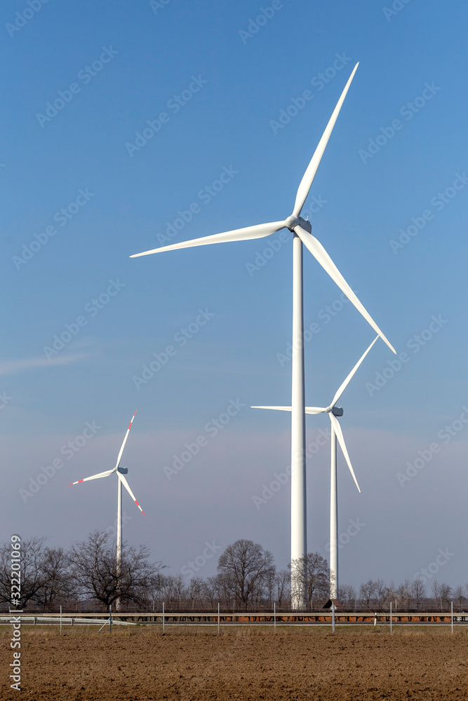 Wind turbine spinning for renewable electricity production Wind turbine spinning for renewable electricity production