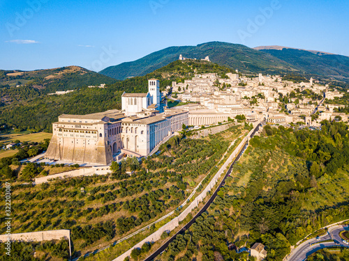 Wallpaper Mural Assisi in Italien Torontodigital.ca