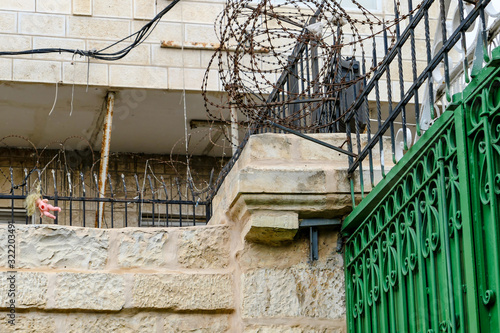 Wallpaper Mural Puppe im Stacheldraht  Torontodigital.ca