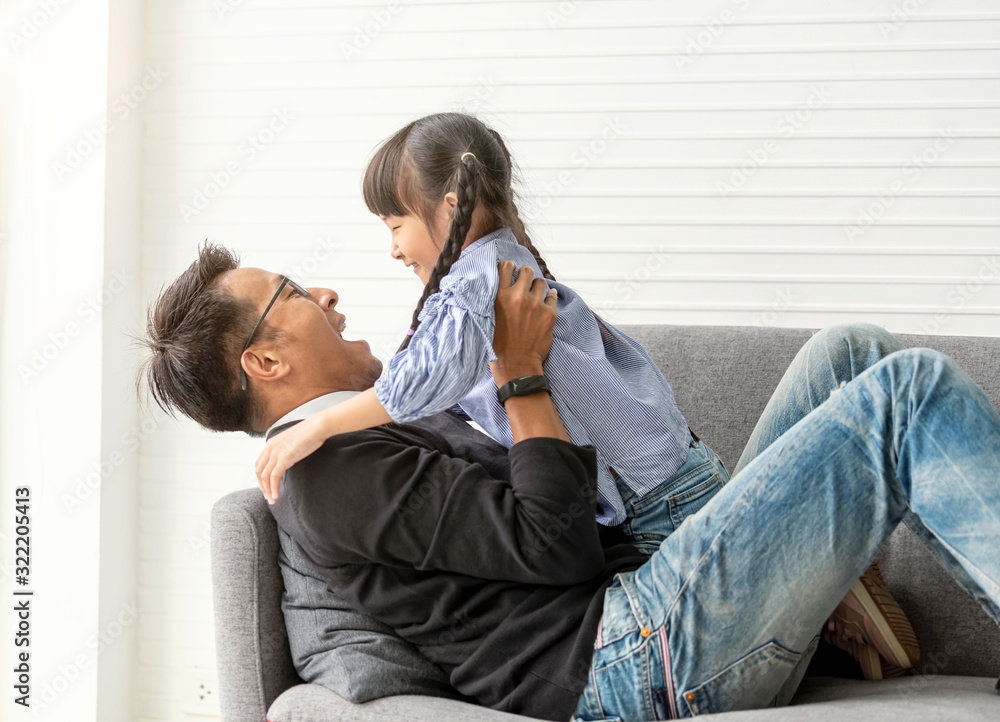 Asian father and daughter playing together in living room at home. - obrazy, fototapety, plakaty 