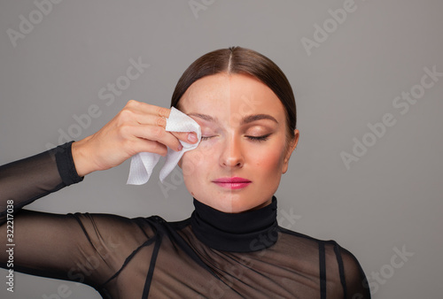Fotografia Beautiful woman removing makeup from her face. Beauty concept