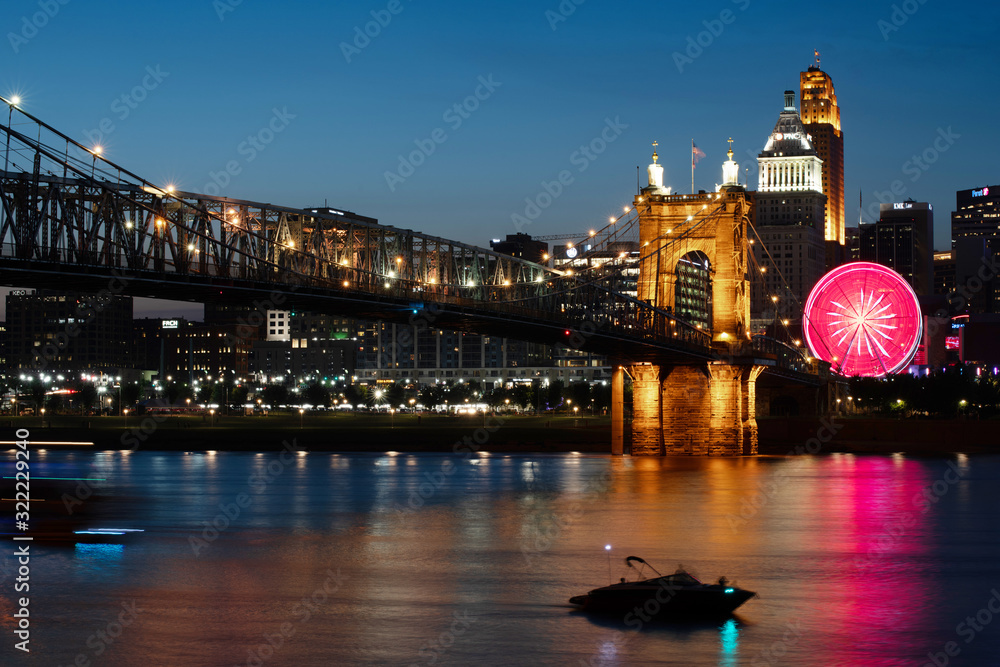 Φωτογραφία Cincinnati Ohio at night with the Roebling Bridge and the Ferris wheel lit up
