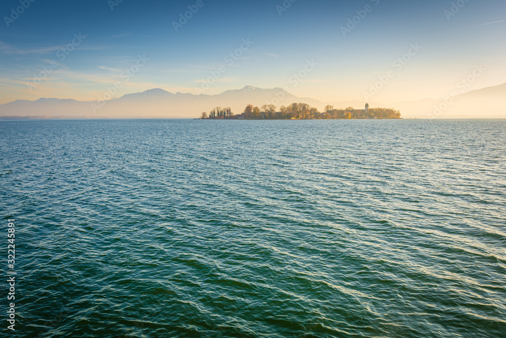 Fototapeta premium Chiemsee mit Fraueninsel im Sonnenuntergang