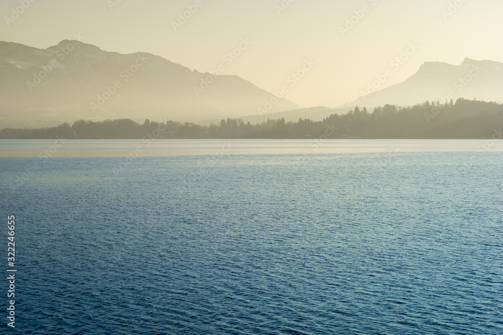 Berge am See im Nebel - Sonnenuntergang am Chiemsee Berge am See im Nebel - Sonnenuntergang am Chiemsee
