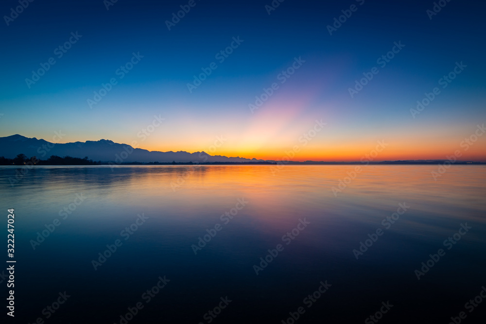 See und Berge am Abend - Chiemsee im Sonnenuntergang See und Berge am Abend - Chiemsee im Sonnenuntergang