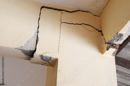 Fotografie Old building cracked concrete pole,Cracked concrete house pole