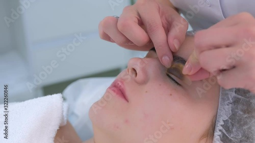 Wallpaper Mural Beautician applying curler on girl's eyelid for eyelash lifting and laminating, side view, face closeup. Lift eyelash procedure for young woman. Cosmetologist making lash lamination in beauty clinic. Torontodigital.ca
