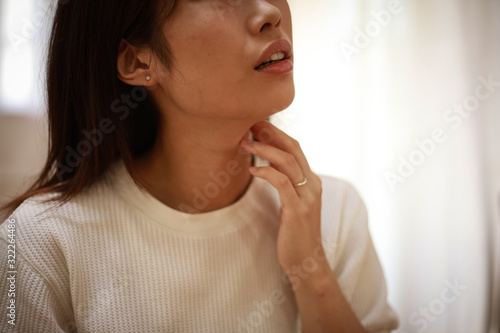 Photography 喉に違和感を感じる女性