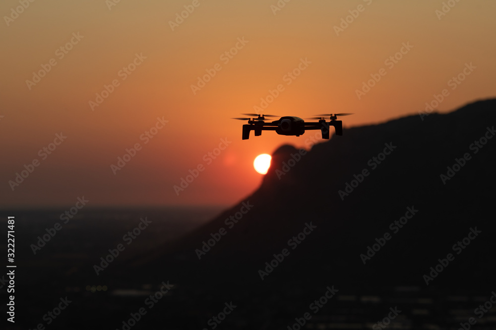 Drone in volo al tramonto