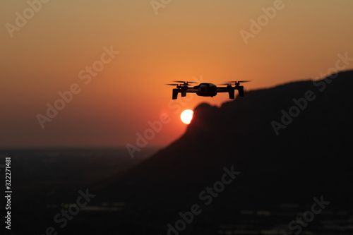 Drone in volo al tramonto