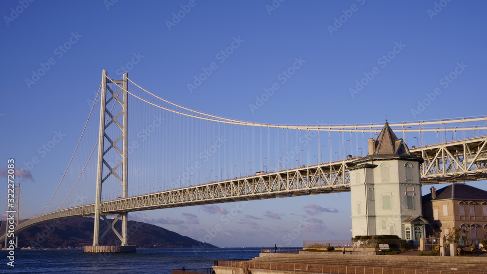 Fototapeta premium 六角堂と明石海峡大橋