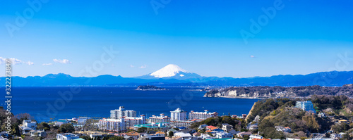 (神奈川県-風景パノラマ)高台から望む江の島と富士８