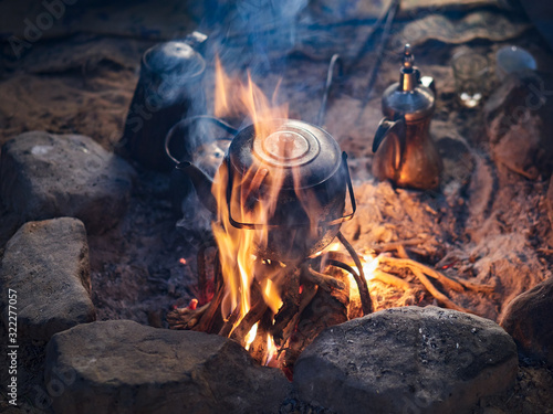 Fotografia Traditional bedouin tea on fire in the Wadi Rum desert, Jordan