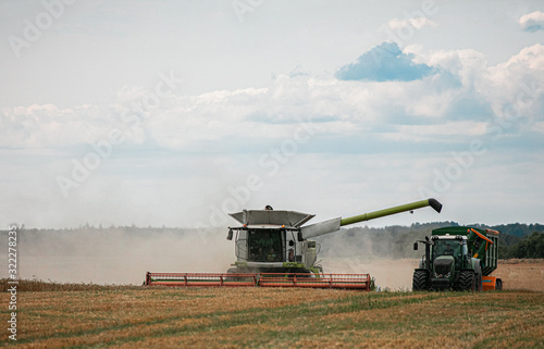 Cosechando grano en una cosechadora de campo