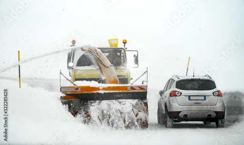 Schneetreiben und Schneepflug