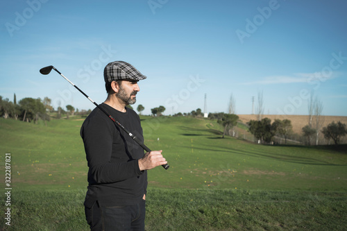 Obraz na płótnie player holding golf club on the golf course w salonie