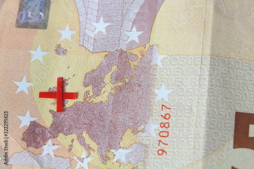 europäische Banknote mit grotem Kreuz über Großbritannien Symbol für das Ausscheiden aus der Europäischen Gemeinschaft