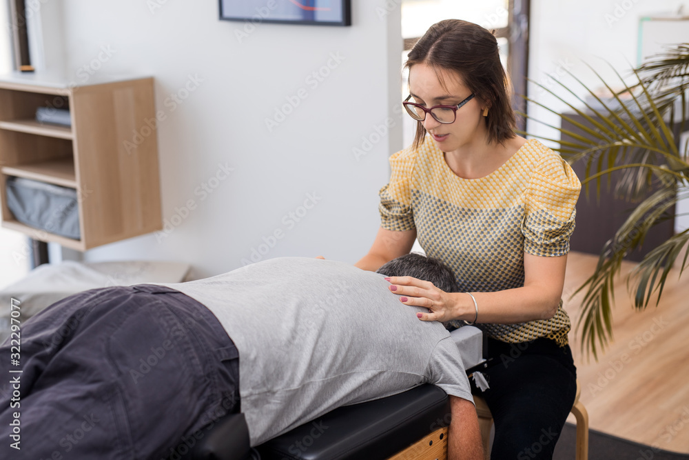 Obraz premium Man having chiropractic back adjustment. Physioterapy, osteopathy, alternative medicine pain relief rehabilitation