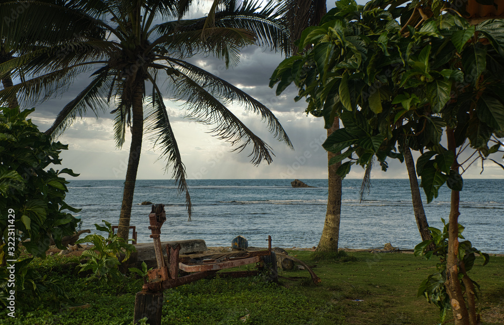 Verschiedene Facetten der einsamen Stände in Panama mit Palmen, Bootswreck, Gras, Palmenwedel und Sonnenschirm Verschiedene Facetten der einsamen Stände in Panama mit Palmen, Bootswreck, Gras, Palmenwedel und Sonnenschirm