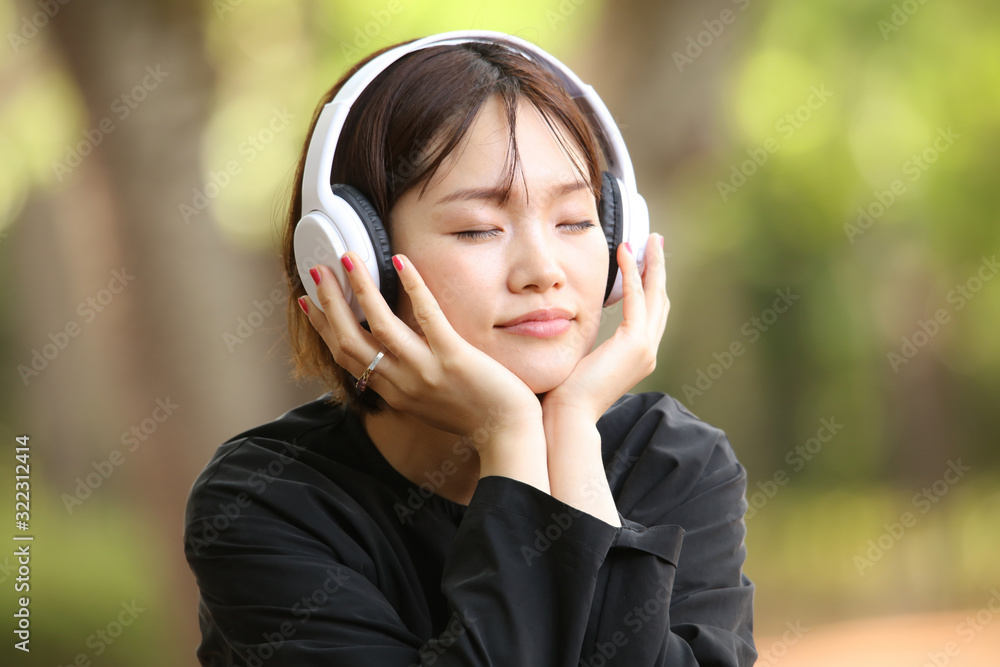音楽を聴く女性 音楽を聴く女性