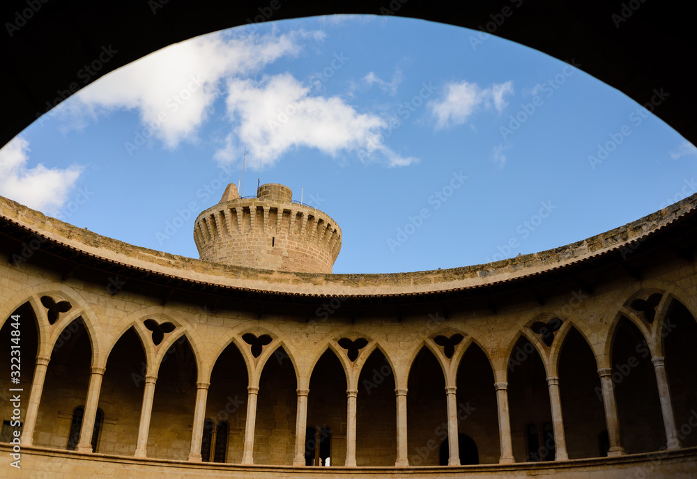 Naklejka premium El castillo de Bellver de estilo gótico. Está situado a unos tres kilómetros de la ciudad de Palma, en la isla de Mallorca, España. Fue construido a principios del siglo XIV por orden del rey Jaime II