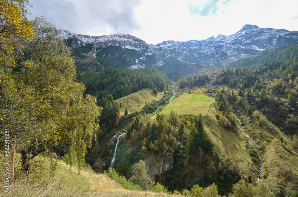チロルの渓谷　秋の黄葉のエッツタールの滝　フェント付近（オーストリア・チロル）