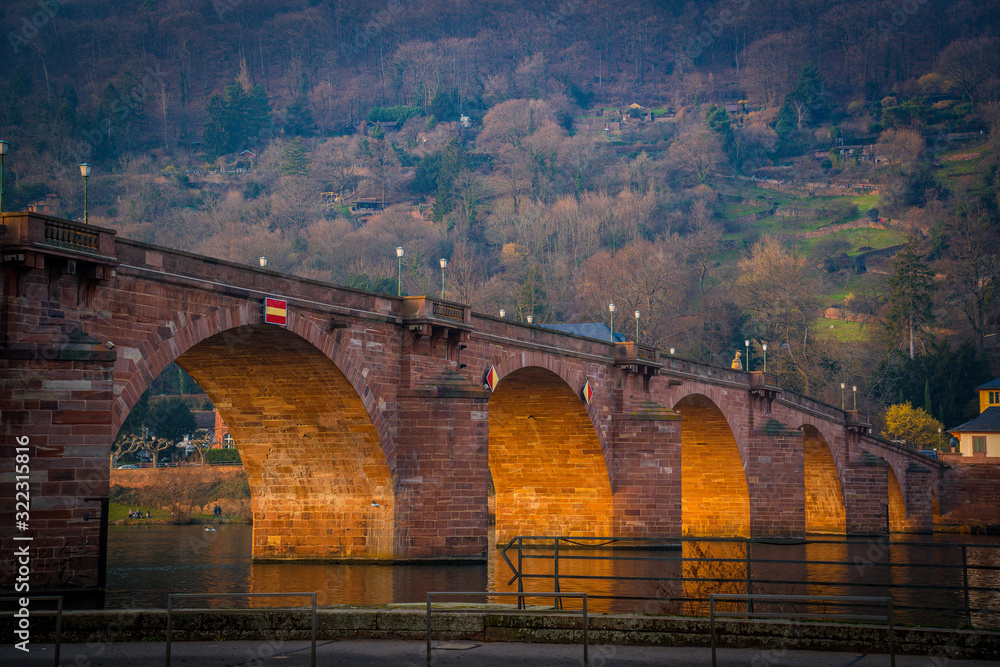 Alte Brücke in Heidelberg / Deutschland mit Sonnenstrahlen