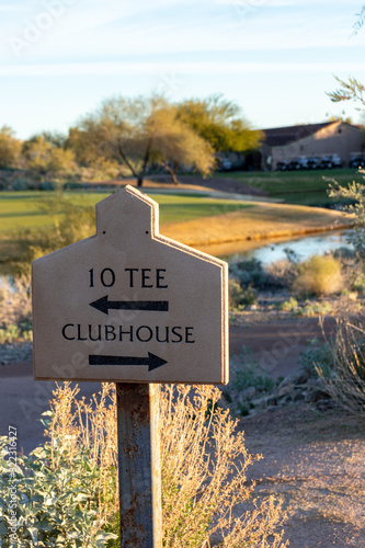 Foto Golf course directional sign to tee and clubhouse