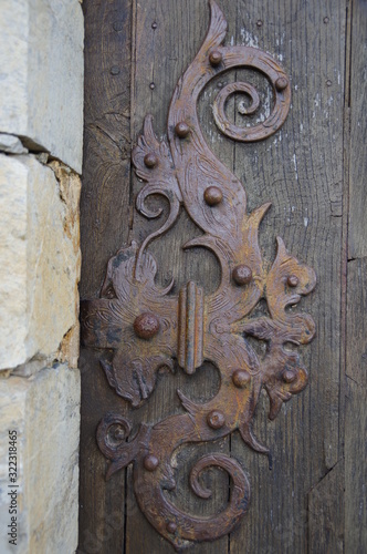 Porte en bois ancienne et ferronerie 