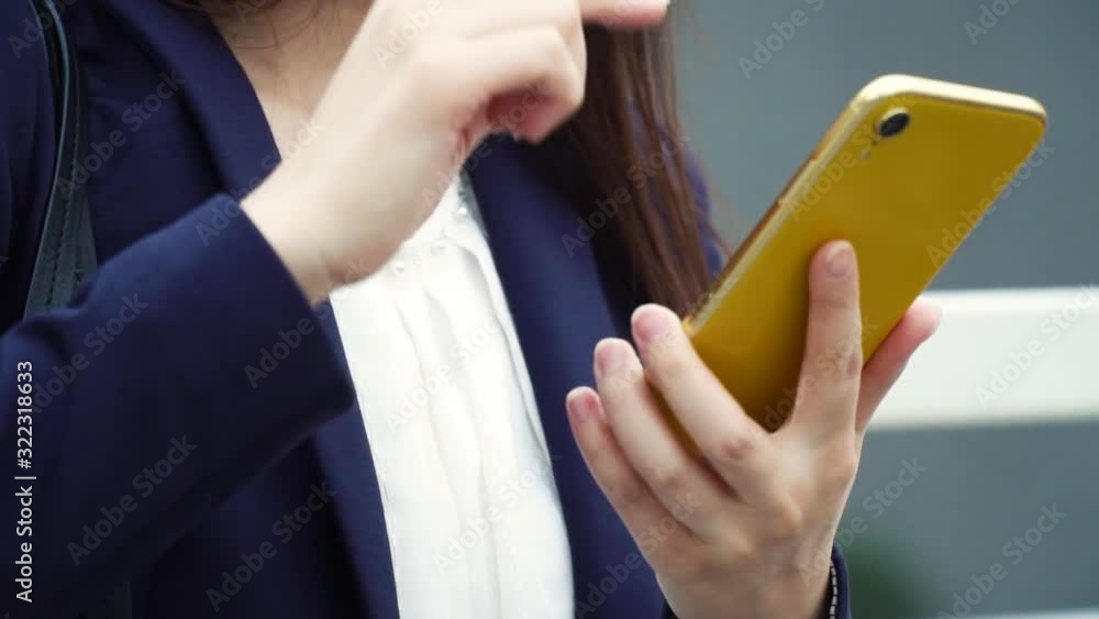 スマホ・女性・屋外 スマホ・女性・屋外