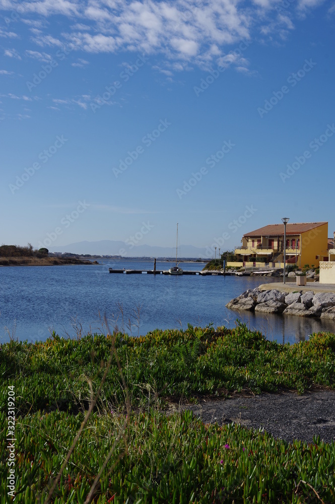 Marina construction de bord de mer littoral avec maison et bateau et montagne Marina construction de bord de mer littoral avec maison et bateau et montagne
