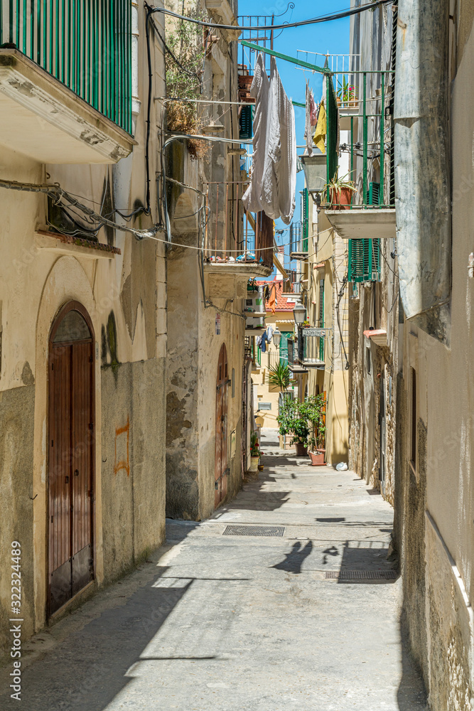 Fototapeta premium Malowniczy widok latem w Vieste, prowincja Foggia, Apulia (Apulia), Włochy.