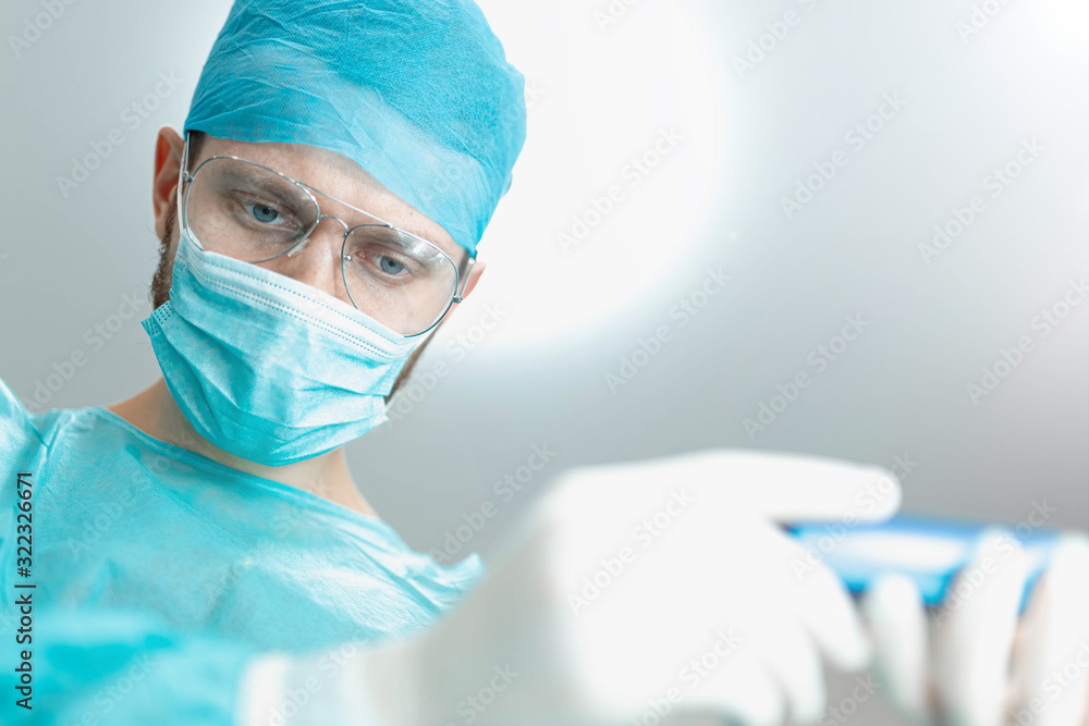 assistant passes the instrument to the surgeon in the operating room assistant passes the instrument to the surgeon in the operating room