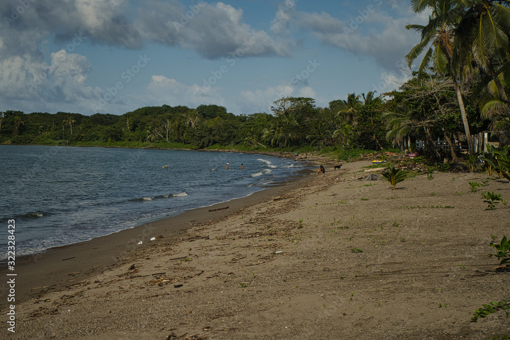 Irgendwo im Nirgendwo am einsamen Strand auf der Karibikseite in Panama mit dunklem Sand und Kokospalmen, Fernweh ruft Irgendwo im Nirgendwo am einsamen Strand auf der Karibikseite in Panama mit dunklem Sand und Kokospalmen, Fernweh ruft